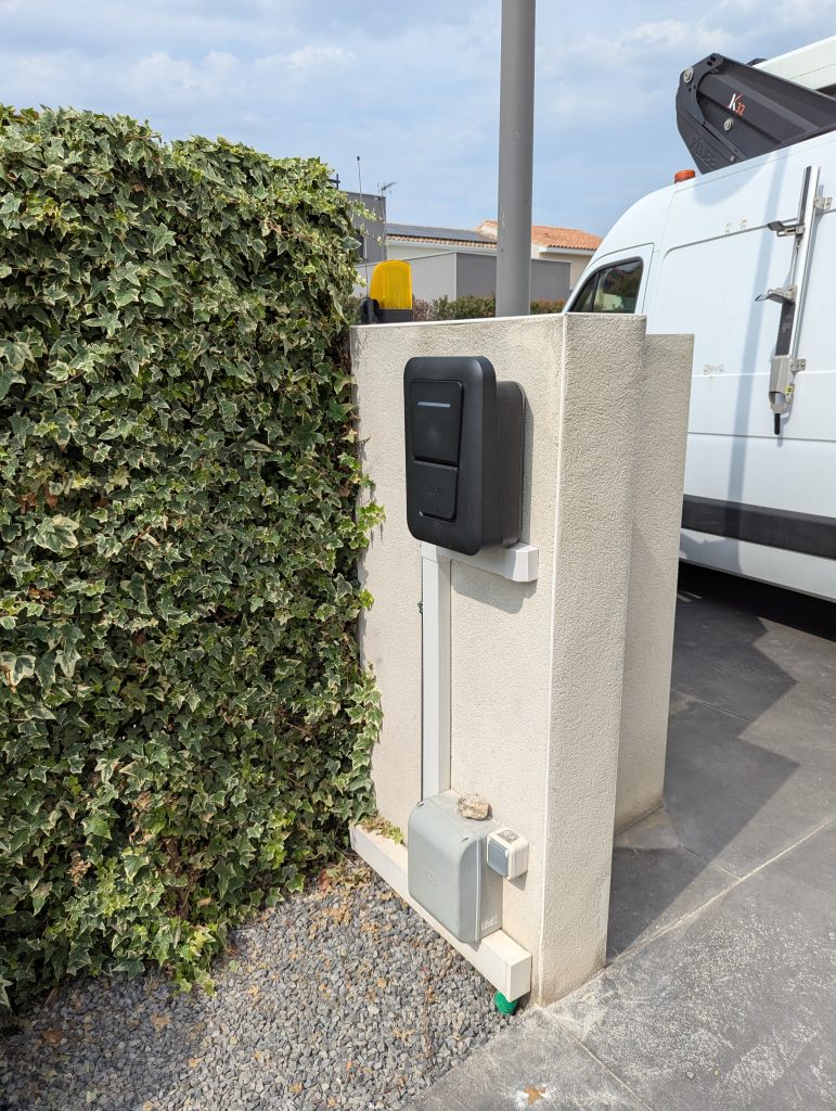Installation d'une borne de recharge Hager avec TIC Linky sur la commune de Baho et Trouillas
