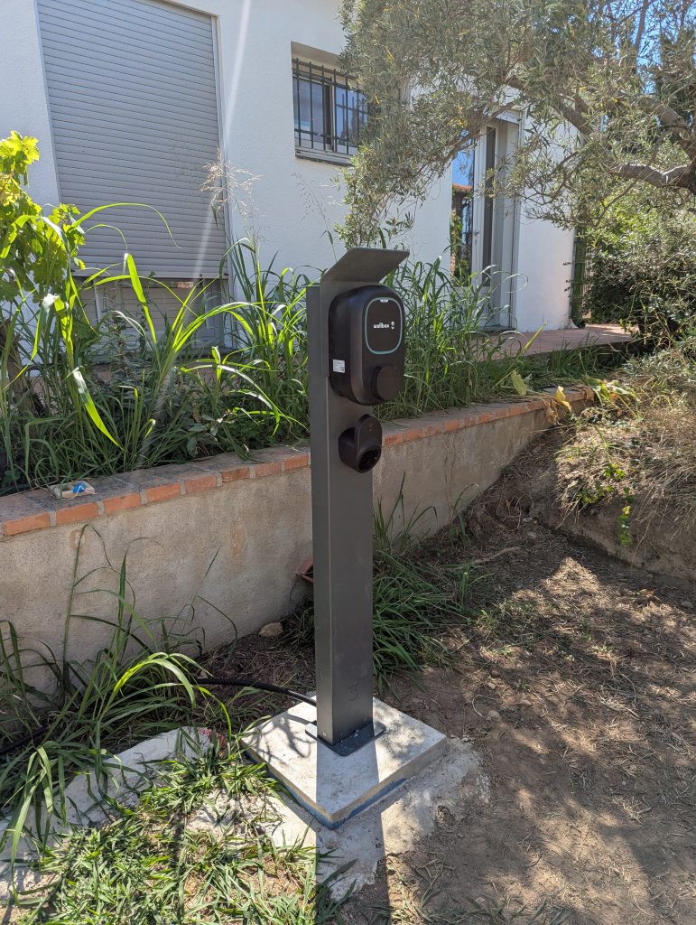 Installation d'une borne de recharge sur pied avec avent et enrouleur de câble