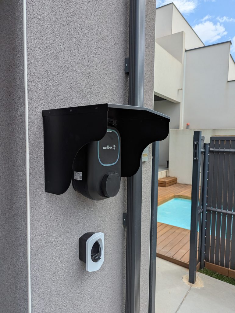 Borne de recharge Saint Estève avec enrouleur de câble et chapeau de protection